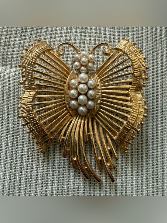 Lisner Jewelry Jewelry - Lisner Butterfly Faux Pearl Cluster & Gold-tone Vintage Brooch